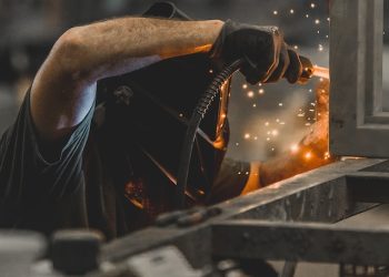 5 Reasons Industrial Workers Should Wear Gloves While Cleaning